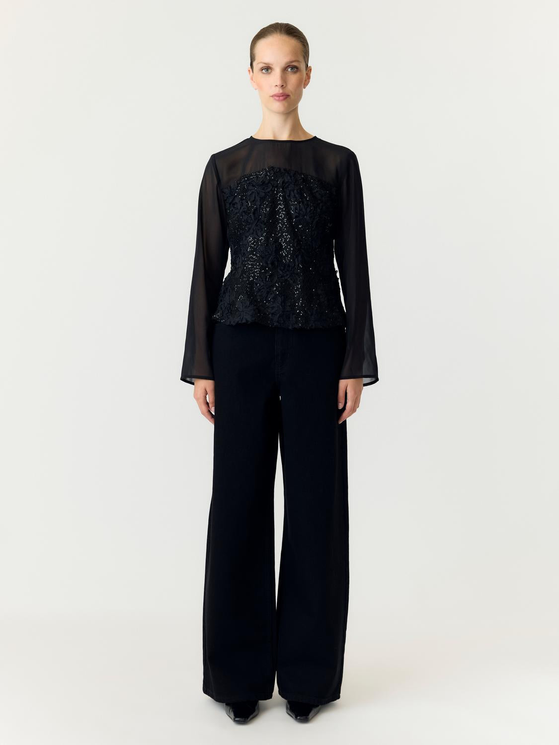 model_shot-front_full